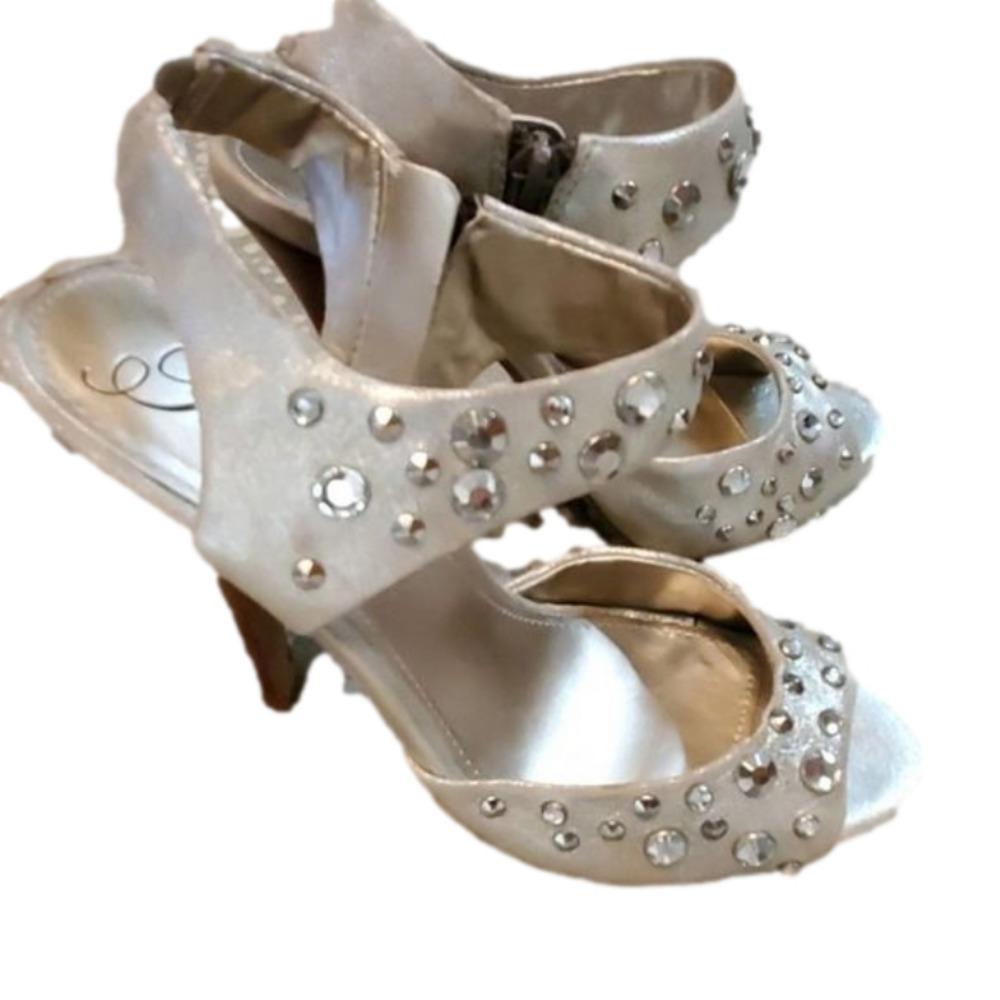 FERGIE gemmed silver heel with zipper